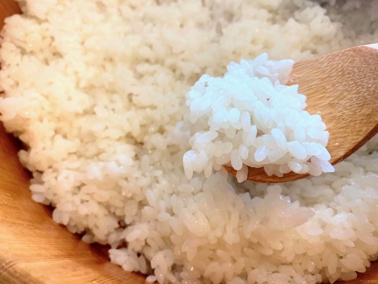 木桶に入った酢飯をしゃもじですくっている様子