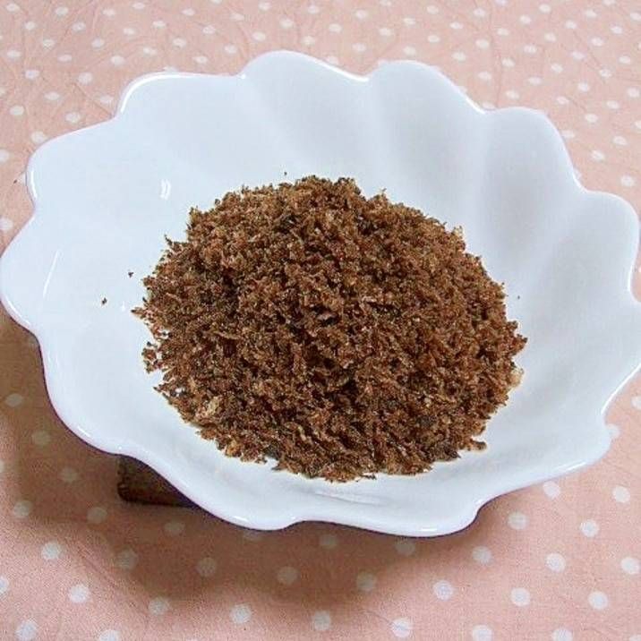 パン粉で作るキャラメルチョコフレークが白い皿に入っているところ