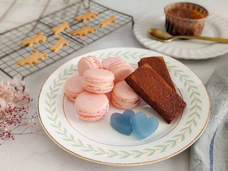 テーブルに並ぶセリアの製菓材料で作ったお菓子