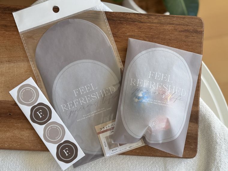 フラットバッグ 半透明袋 4P シール付 英字柄のパッケージと使用例