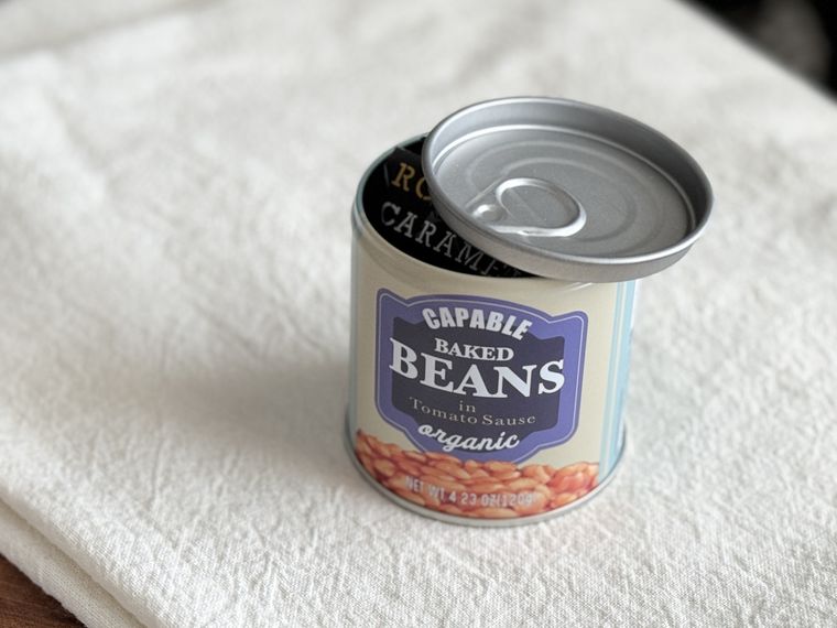 お菓子を入れた缶詰型ケース ハーフ