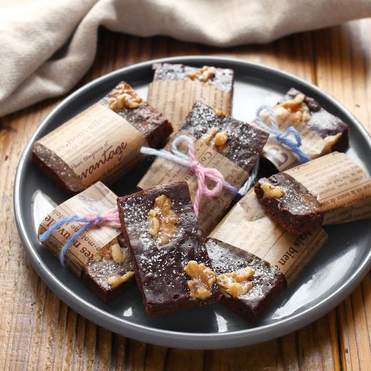 グレーの皿にのったラッピングしたブラウニー