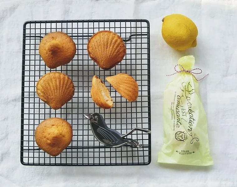 網に置いたマドレーヌと紙袋に入ったマドレーヌ