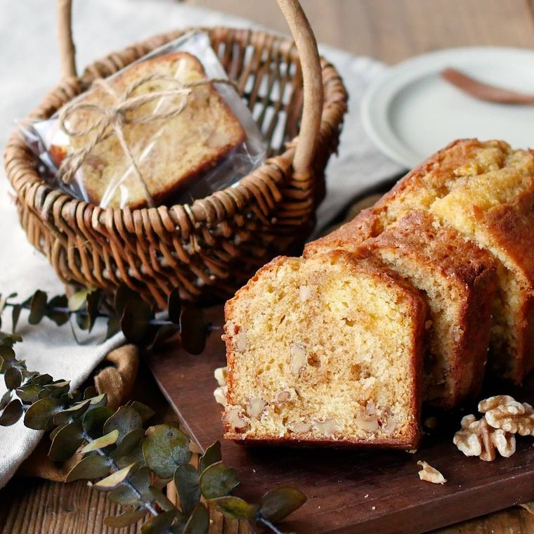 透明の袋に入れたパウンドケーキが籠に入っている
