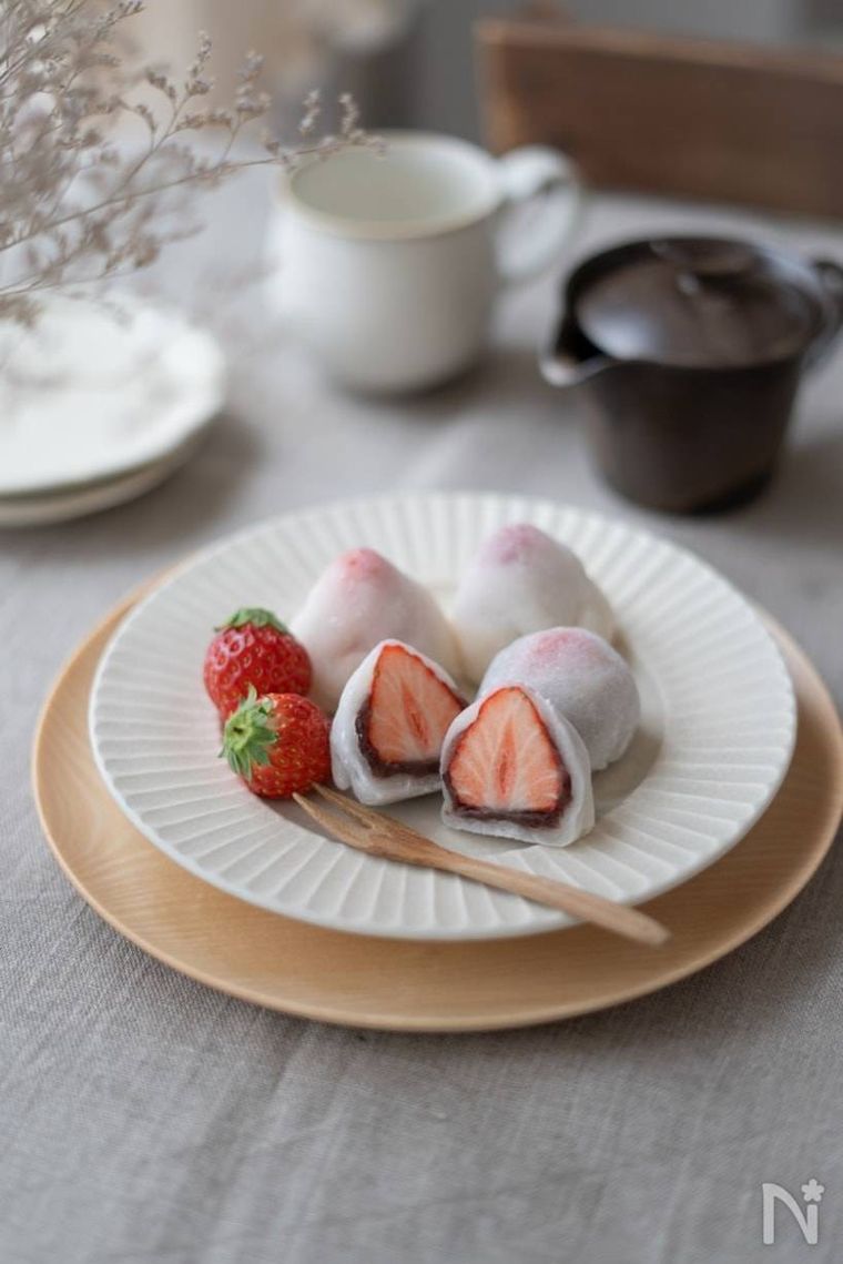 白い器に盛られたいちご大福