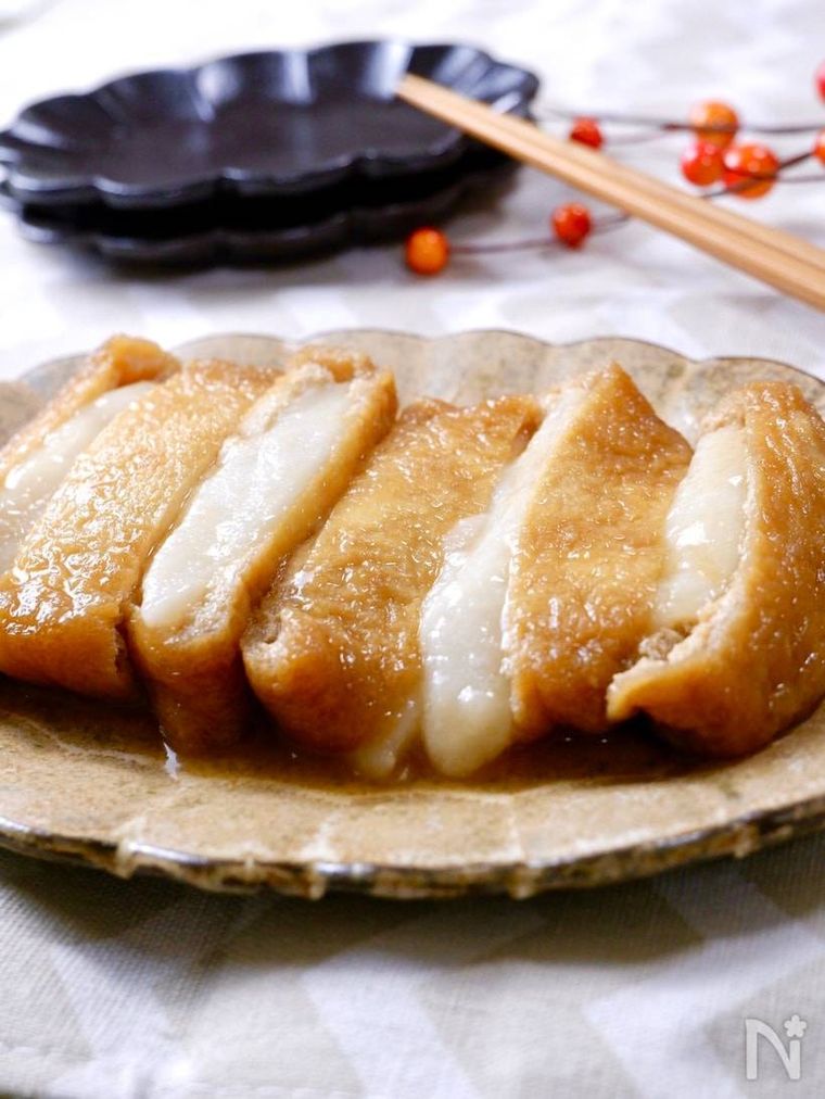 茶色い器に盛られたいなり餅