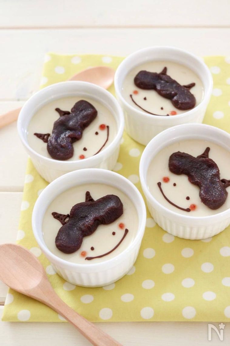 白いカップに入った鬼ちゃんプリンが置かれている