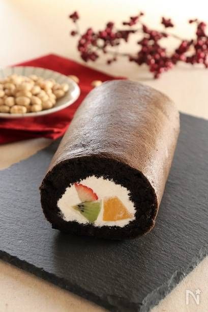 黒いスレートプレートに置かれた恵方ロールケーキ