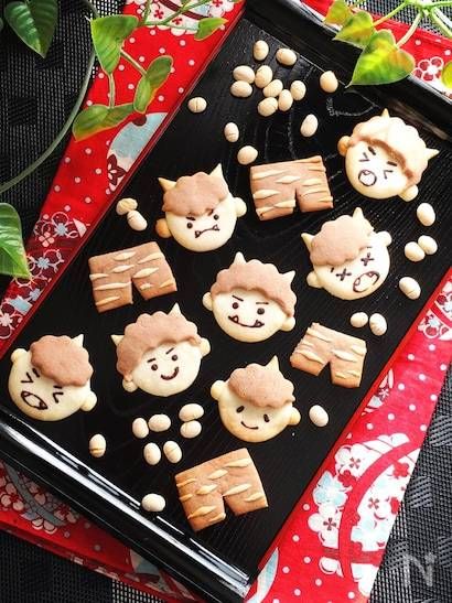 黒い器に盛られた鬼クッキー