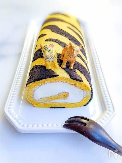 白い長方形の器に盛られた虎柄ミルキーロールケーキ