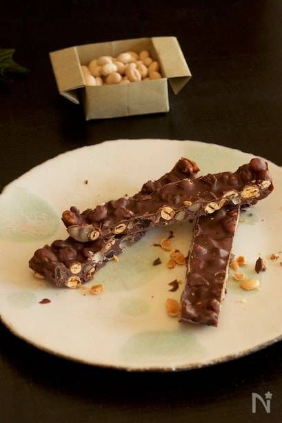 白い器に節分豆でつくるチョコバーが置かれている