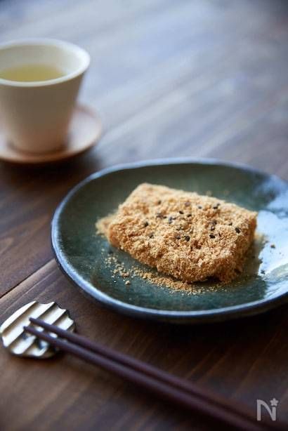 緑色の器に盛られた節分豆のきな粉もち