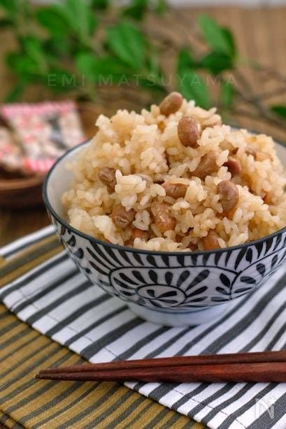 お茶碗に福豆を使った炊き込みごはんが盛られている