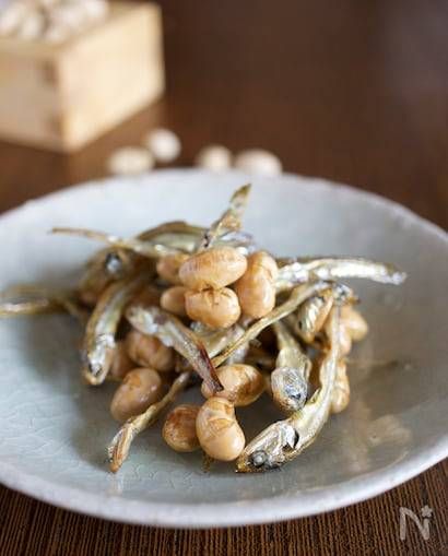 白い器に盛られている煮干しと炒り大豆の甘辛おやつ