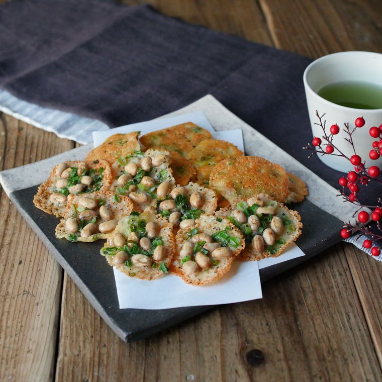平らな器に盛られた福豆ねぎチーズせんべい