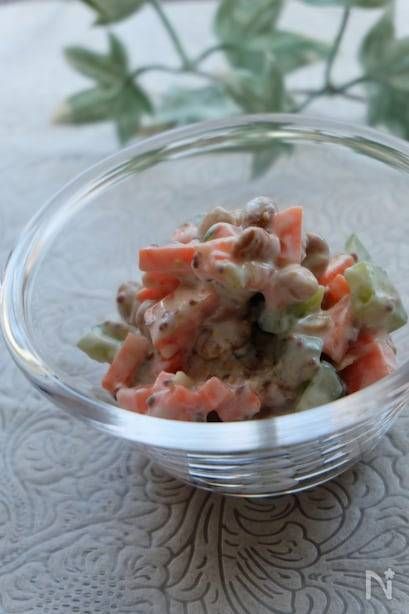 ガラス製の器に盛られた福豆の大豆サラダ