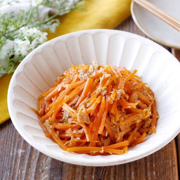 白い深皿に入れたにんじんしりしり