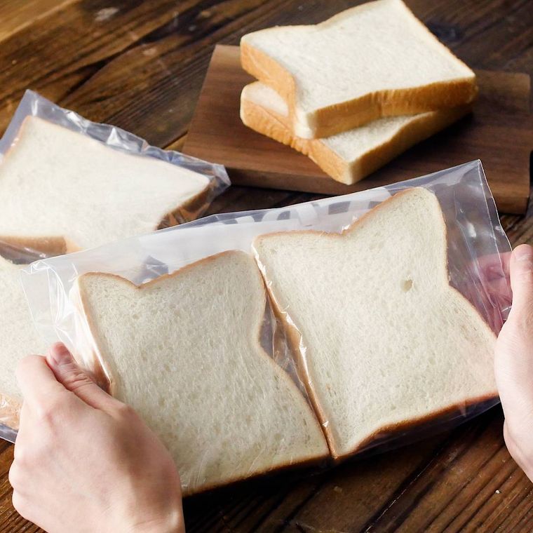 カットした食パンをジップ付きの袋に入れた様子