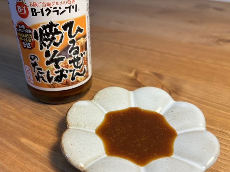 岡山でしか買えないひるぜん焼きそばのたれをお皿に注いだ様子