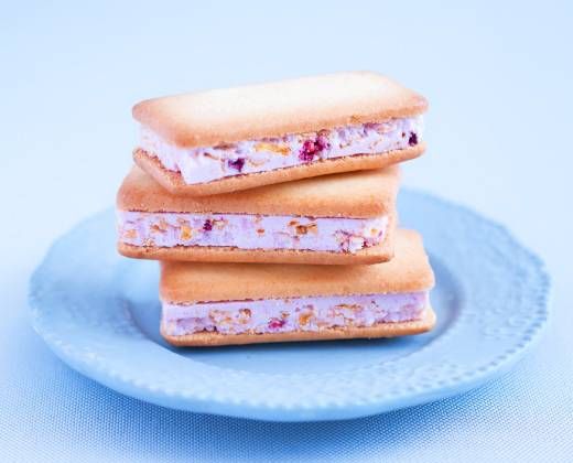 ピンク色のクリームがはさまれたあまおうバターサンド