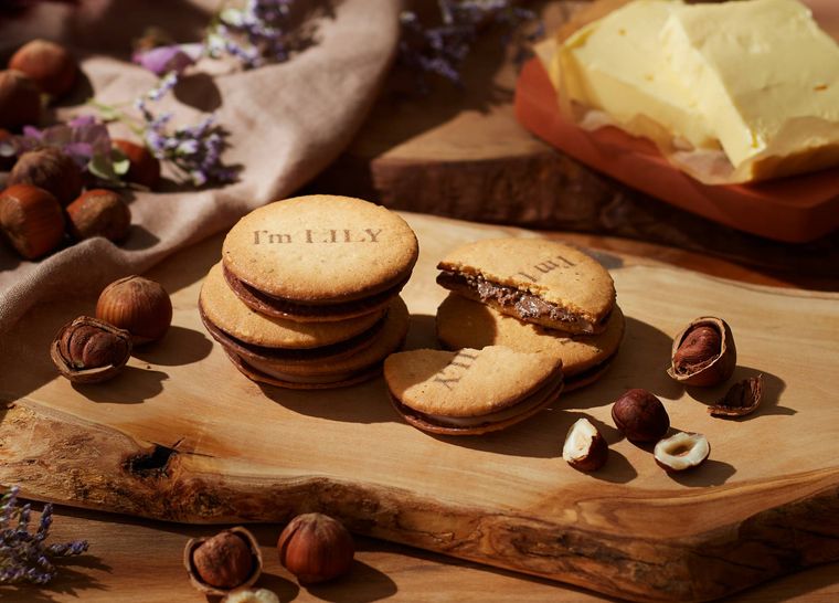 ミルクチョコレートをクッキーでサンドしたショコラサンドクッキー