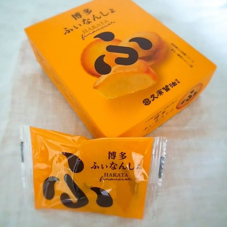 オレンジ色の鮮やかなパッケージに入ったフィナンシェ