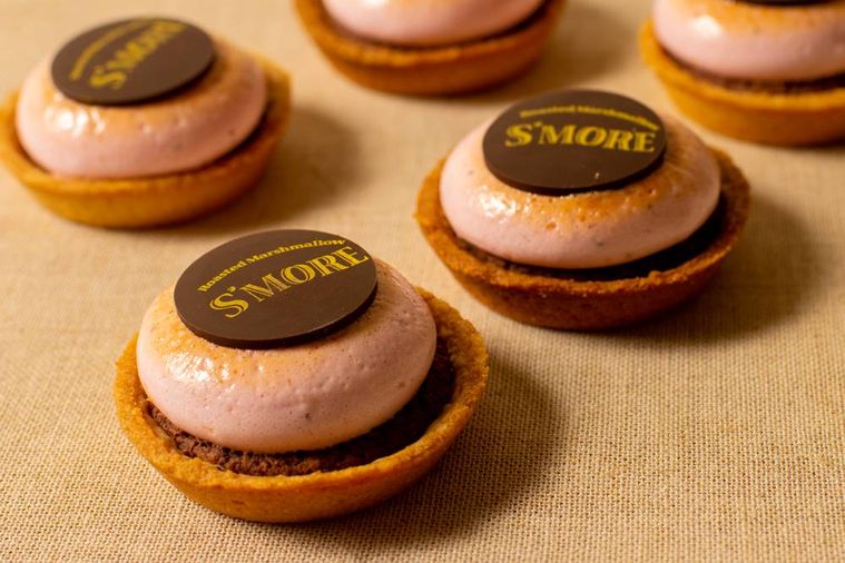 マシュマロやチョコレートがのっているタルト