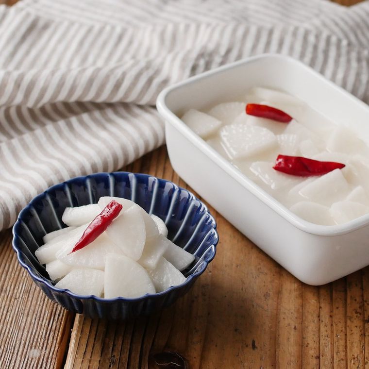 白い保存容器に入った大根のべったら漬け風