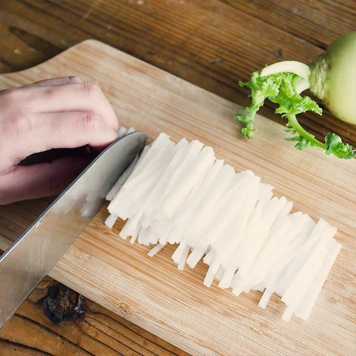 保存用に大根を細切りにしている様子