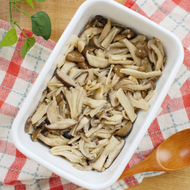 塩きのこがたっぷり入っている白いスクエア型の保存容器