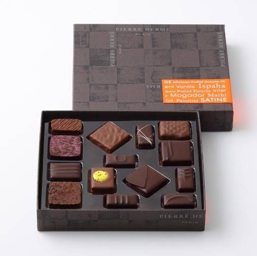 ピエール・エルメ・パリのチョコレートが14粒入ったギフトボックス