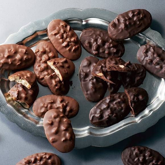 シルバーの器にヴィタメールのマカダミア・ショコラを2種類並べた様子