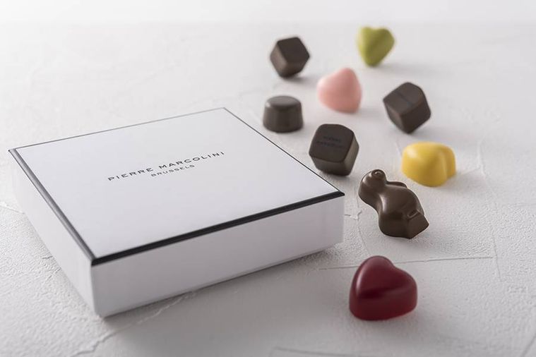 ピエール・マルコリーニの白いボックスと9粒のチョコレート