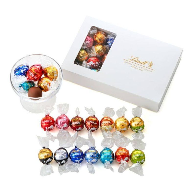 リンドールのアソートボックスとチョコレートを並べた様子