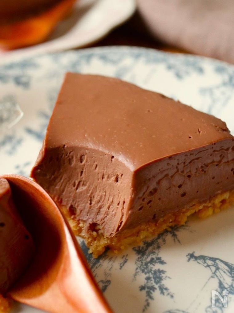 生チョコチーズケーキを木製のスプーンで切る様子