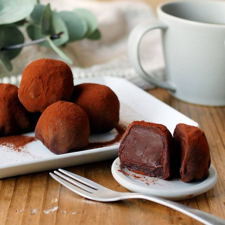 白い器に盛られた生チョコ大福と半分に切られた生チョコ大福