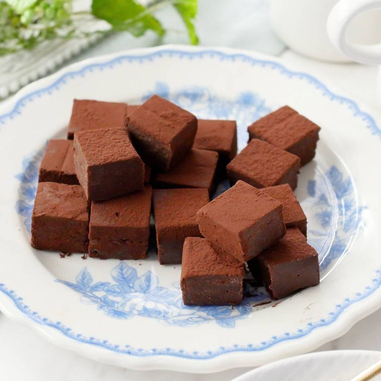 白い皿に盛り付けた アイスで作る生チョコ