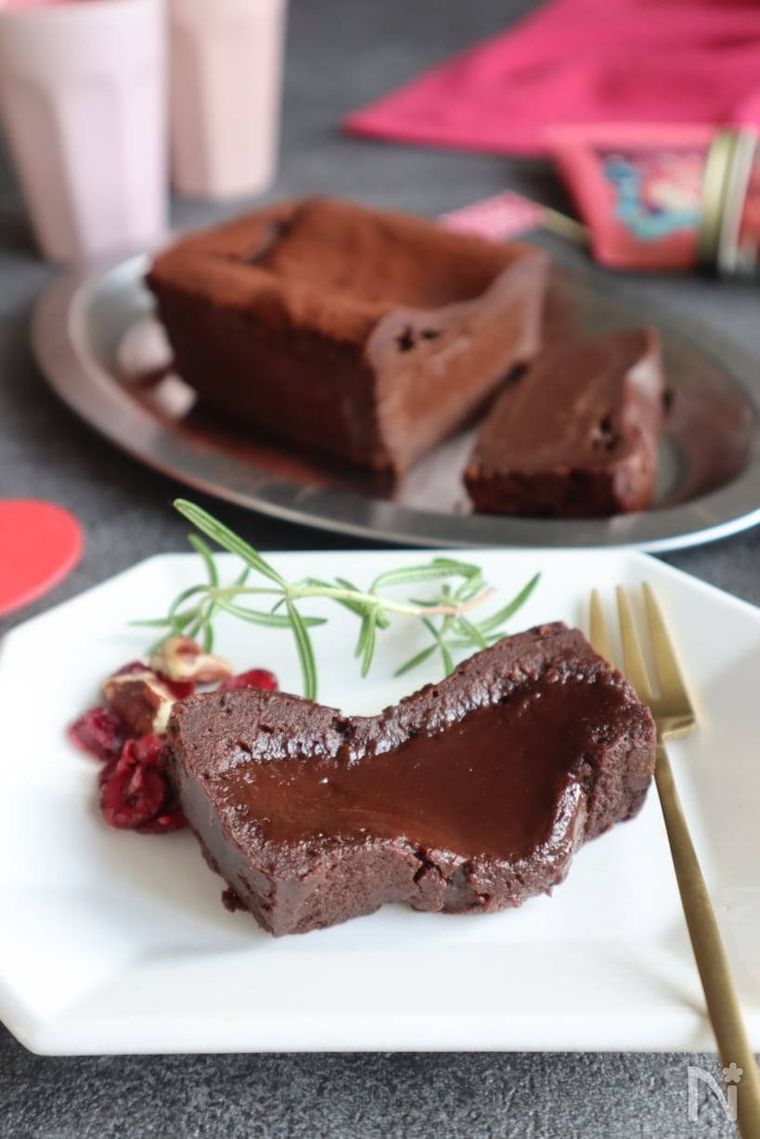 切り分けられた生チョコテリーヌとフォーク