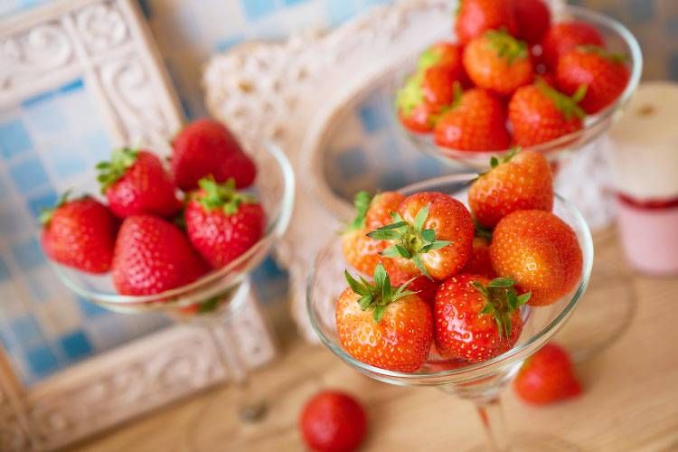 カクテルグラスに盛られたいちご