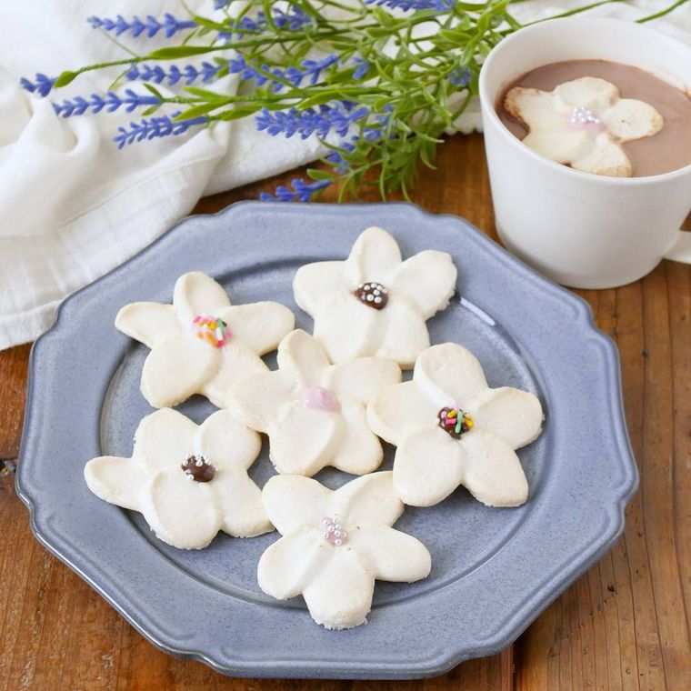 水色の皿に並べたマシュマロフラワー