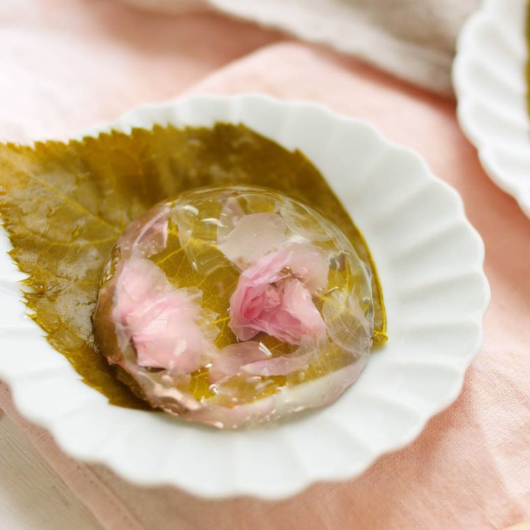 透き通る美しさふんわり春香るぷるぷる桜ゼリー