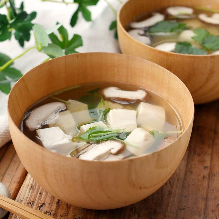 木の器に盛られた絹豆腐のお吸い物