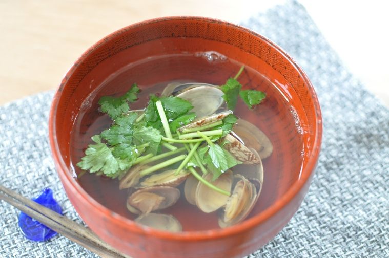 器に盛り付けたあさりのお吸い物