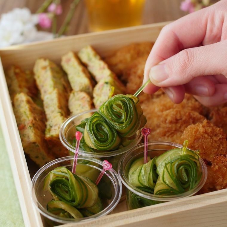 弁当箱に入っているきゅうりの山椒漬け