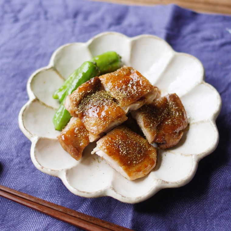 白い皿に盛り付けられている鶏肉の山椒焼き