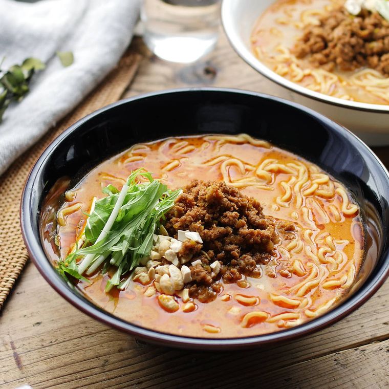 黒い器に盛り付けられているしびれ坦々麺