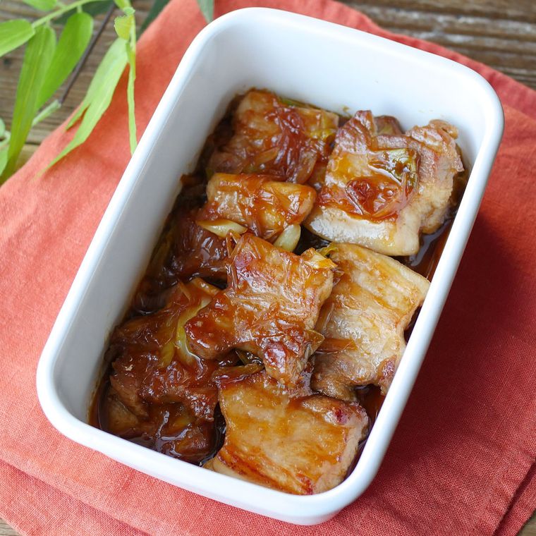 白い保存容器に入った長ねぎと豚バラ肉のコチュジャン炒め