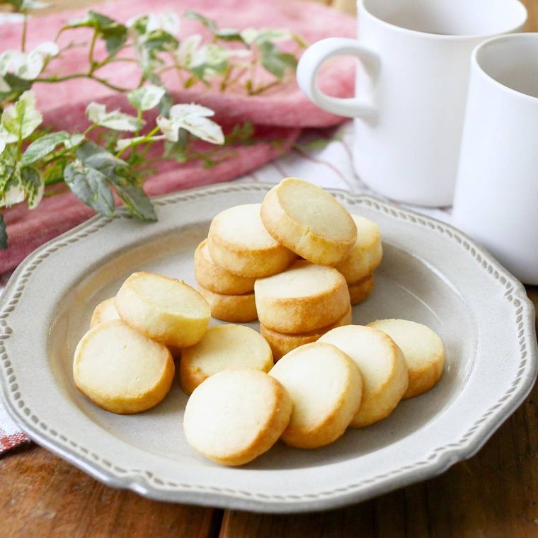 グレーの皿に入った練乳クッキー