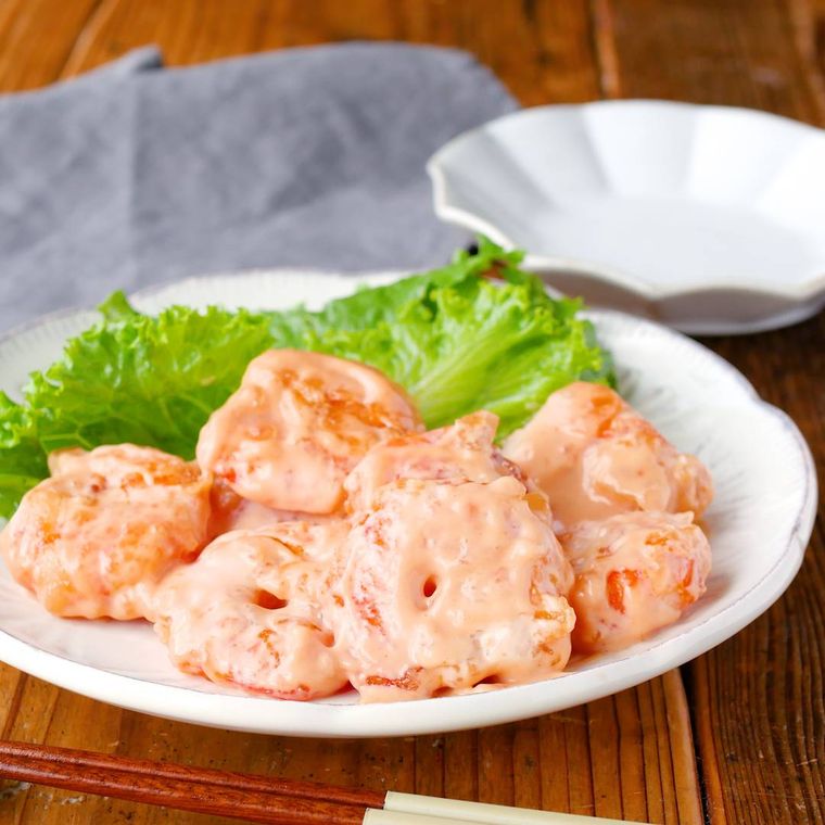 白い皿に入った海老マヨネーズとレタス