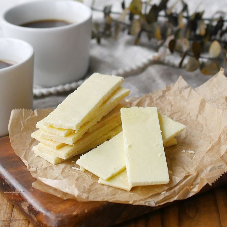 クッキングシートにのったミルクケーキ